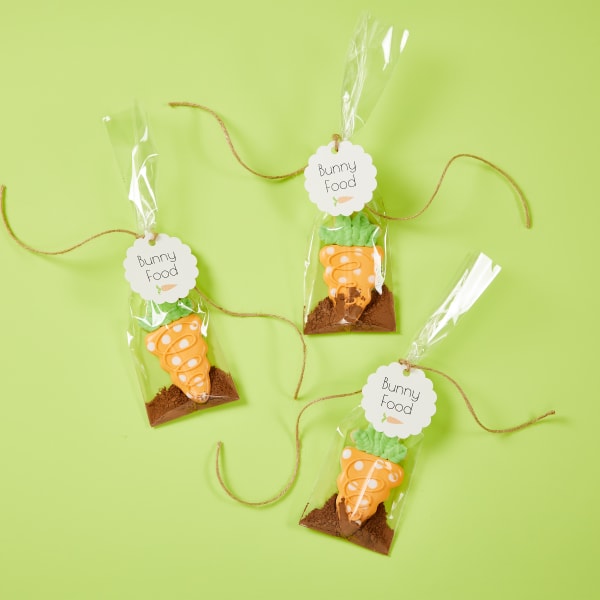 "Bunny Food" Easter template for creating goody bags. Avery tags 80511 are used to accent carrot-shaped cookies with chocolate "dirt" all wrapped up in clear plastic goody bags. 