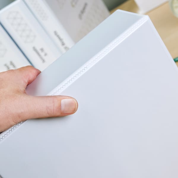 A close up of heavy-duty Avery binder 79795 showing the special DuraHinge welding process along the spine that prevents splitting.