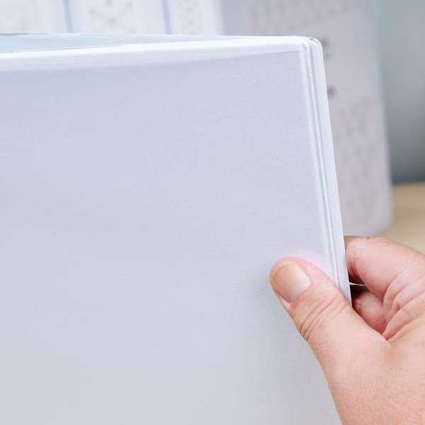 A close up of heavy-duty Avery binder 79795 showing the special DuraEdge molding process along the edges that prevents splitting.