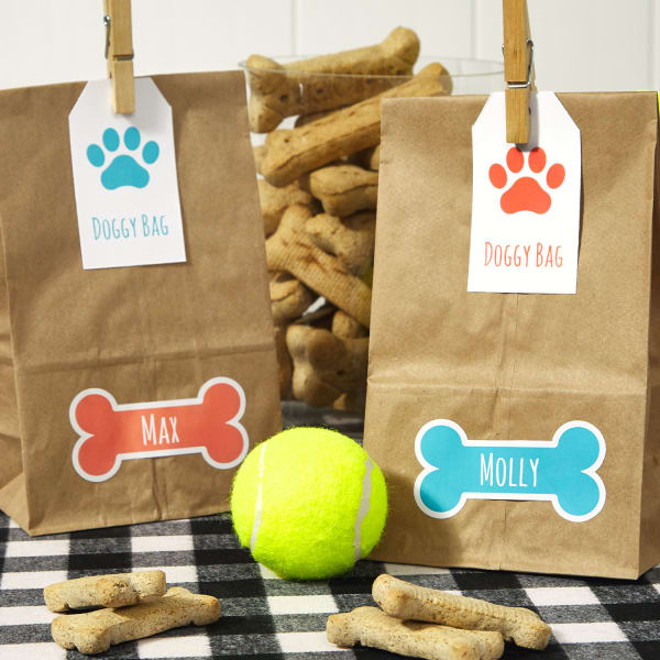 Doggy bag party favors are decorated with labels and Avery 22802 tags. 