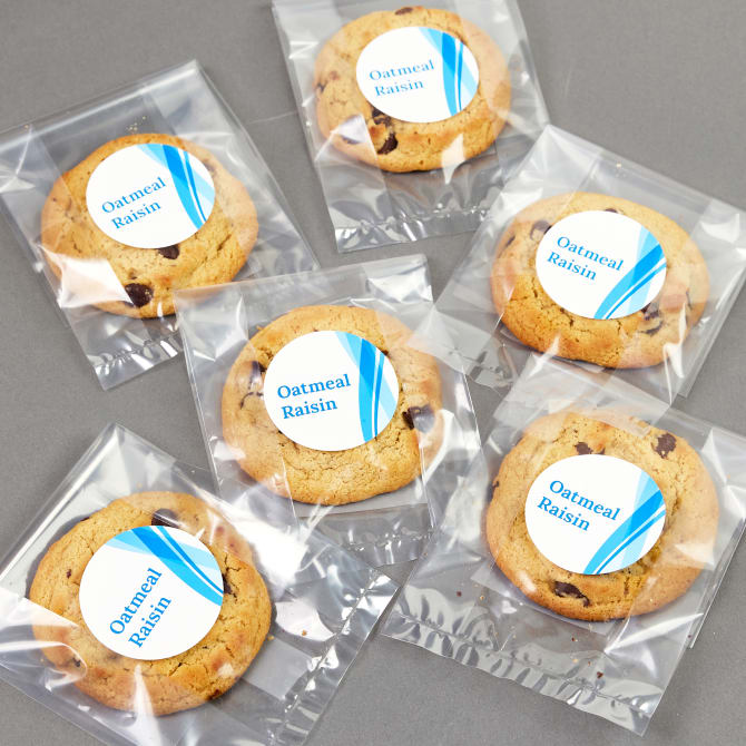 Dynamic blue cookie label designs for Avery 22807 round labels